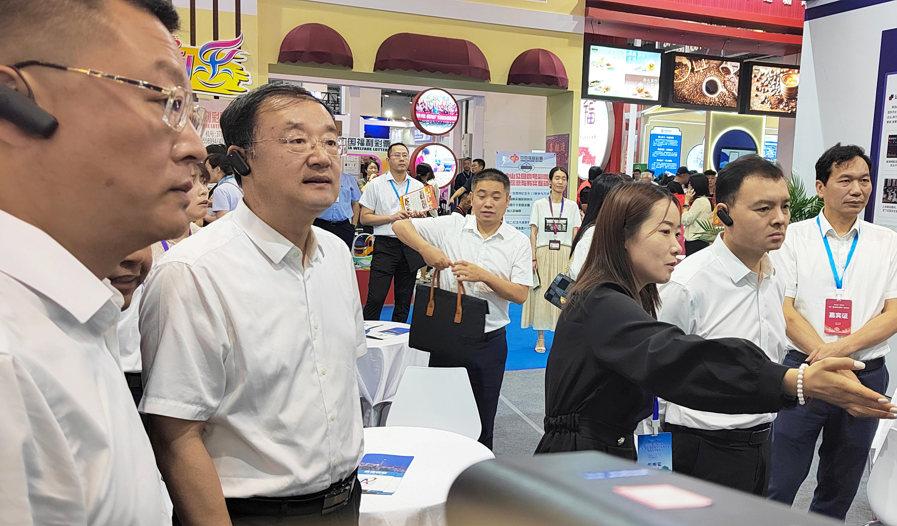 民政部副部長劉振國巡視青島康養博覽會峻海展位(圖)